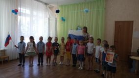 Кто Русью рождённый, в Россию влюблённый, Тот отдал ей сердце и душу свою. Пред ней, величавой, склоняюсь в поклоне, О ней, о России, я песню пою.