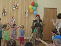 На опушке есть избушка, Там живёт одна старушка Уже много-много лет, И друзей у неё нет.