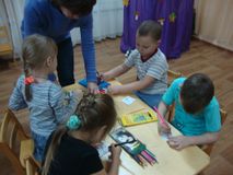 Ноябрь 2016 Вот уже и осень подходит к концу. А в Детском саду № 250 продолжаются занятия кружка «Друзья природы», которым руководит педагог ПДО Щвецова Ирина Алексеевна. Сегодня на занятии дети знакомятся с жизнью и повадками хомяка Хомки.